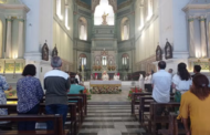 Domingo de Páscoa celebra ressurreição de Jesus; fiéis participam de missa na Catedral de Maceió