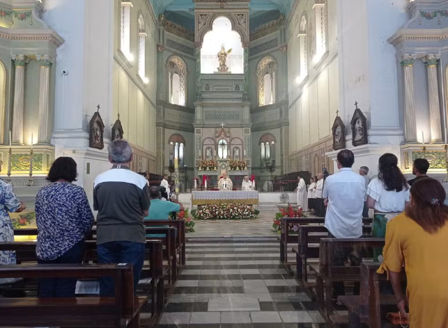 Domingo de Páscoa celebra ressurreição de Jesus; fiéis participam de missa na Catedral de Maceió