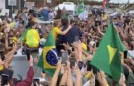 BRASIL: BOLSONARO É CERCADO POR FÃS EM PASSO FUNDO-RS