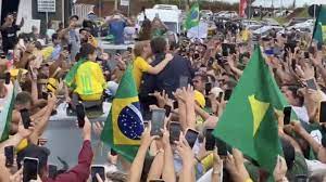 BRASIL: BOLSONARO É CERCADO POR FÃS EM PASSO FUNDO-RS