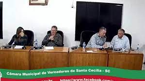 VÍDEO: VEREADOR FALA QUE TOMOU “UMAS CACHAÇAS” E SUSPENDE SESSÃO EM SC