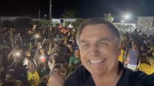BRASIL: BOLSONARO É CERCADO E ACLAMADO POR MULTIDÃO DE APOIADORES NO ACRE