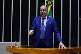 BRASIL: DEPUTADO SARGENTO GONÇALVES REBATE DEPUTADA EXTREMISTA DE ESQUERDA NA CÂMARA SOBRE CENSURA