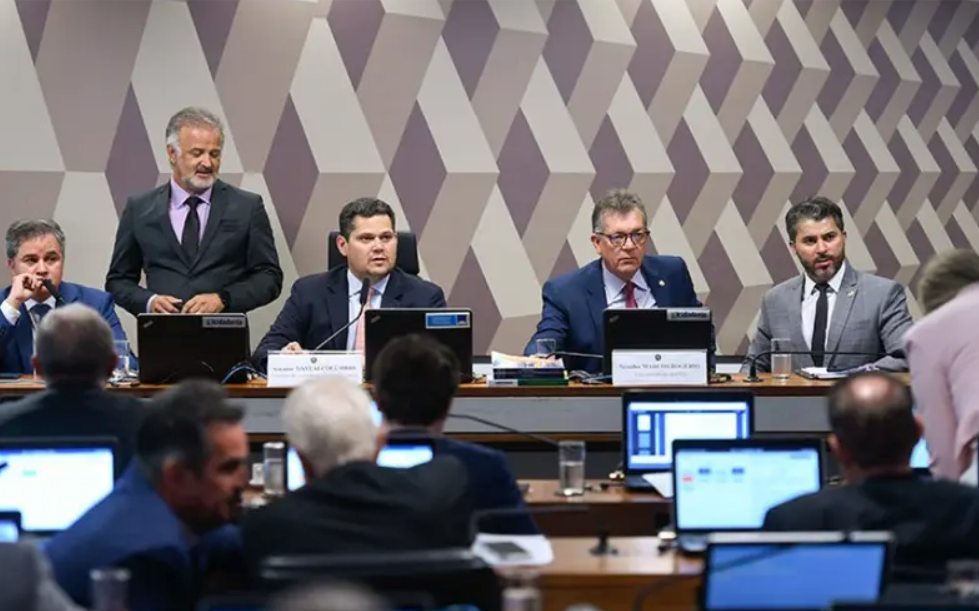 Em resposta ao STF, comissão aprova PEC que proíbe posse e porte de drogas