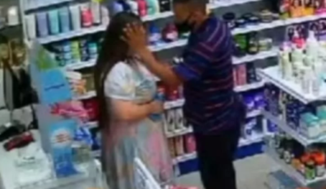 VÍDEO: LADRÃO ARMADO ENXUGA LÁGRIMAS DE VÍTIMA ANTES DE ROUBAR CARRO