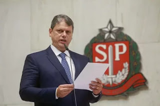 Tarcísio demite carcereira que “batia carteiras” dentro de delegacia