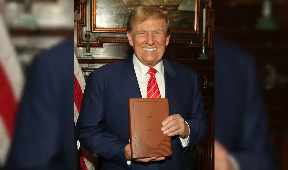 Donald Trump afirma que EUA estão perdendo o Cristianismo e recomenda leitura da Bíblia; VÍDEO