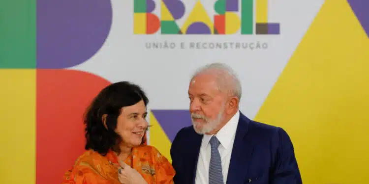 Acusado pela esquerda de não gastar com vacinas, Bolsonaro investiu mais de o dobro do governo Lula em campanhas contra dengue