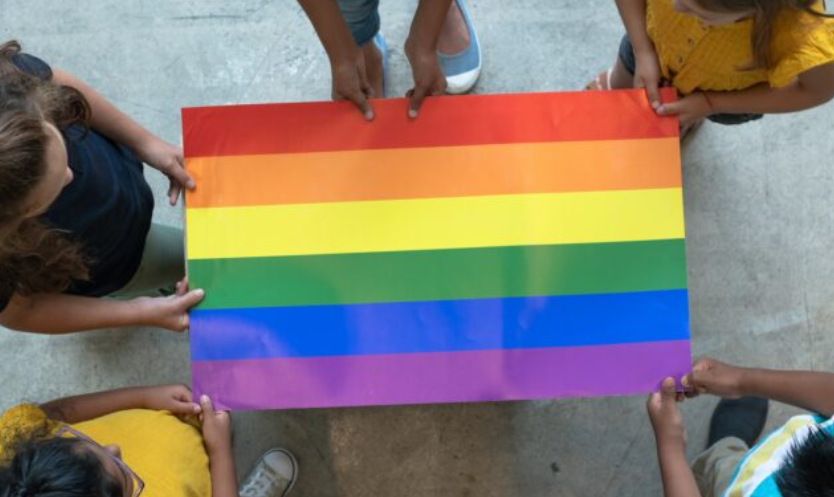 Professor é afastado por contar aos alunos dia a dia como travesti