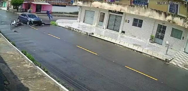 Motociclista é arremessado em colisão com carro em Maceió