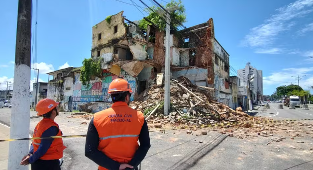 Ruas em Jaragua são interditadas para demolição do que sobrou de prédio que desabou em Maceió