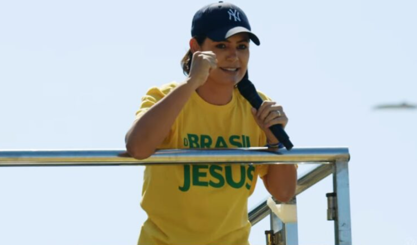 Em ato, Michelle defende política “feminina”, e não “feminista”