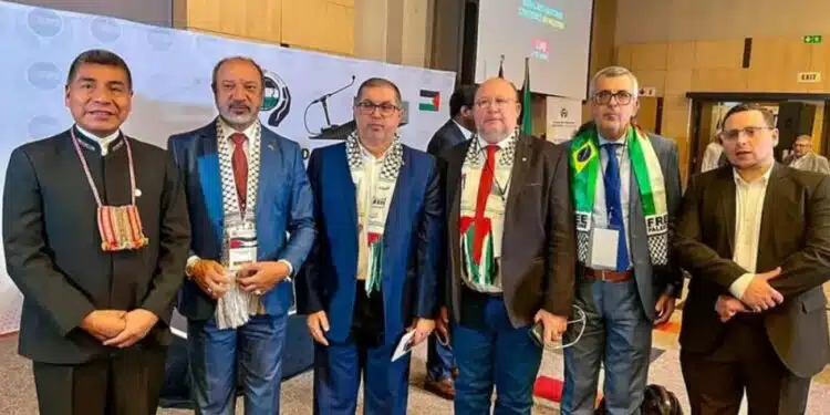 Deputado petista posta foto ao lado de líder do Hamas durante evento na Árfica do Sul