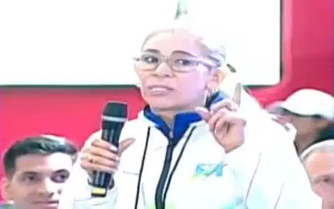 Dentadura da mulher de Nicolas Maduro escapa em discurso