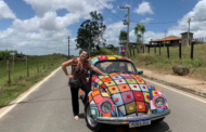 Para superar a depressão, aposentada de AL compra fusca e personaliza carro com peças de crochê