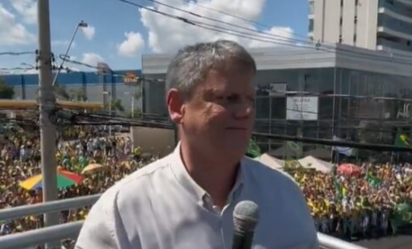 Em ato, Tarcísio defende volta de Jair Bolsonaro para a Presidência (veja o vídeo)