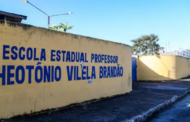 Pai de aluno saca arma de fogo dentro de escola em Maceió e faz ameaças durante JEAL