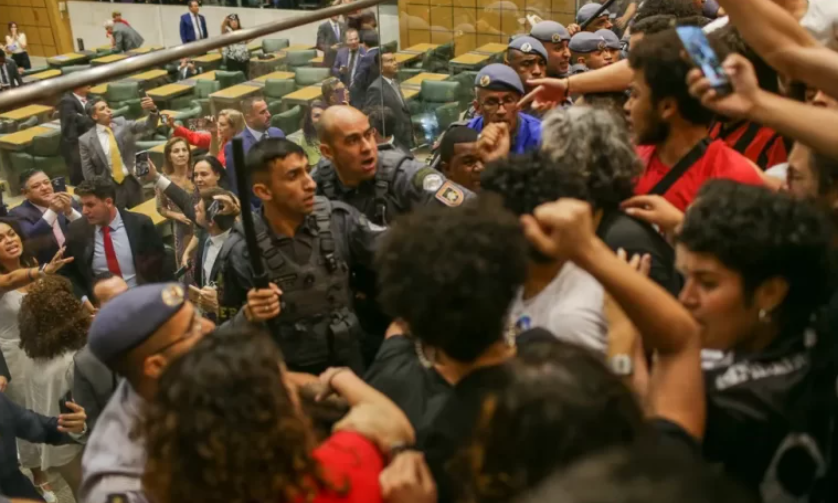 Extremistas de esquerda protestam na Alesp e acabam detidos por PMs (veja o vídeo)