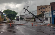 Carreta atinge fiação elétrica e deixa poste pendurado no Farol, em Maceió