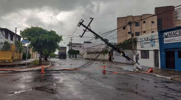 Carreta atinge fiação elétrica e deixa poste pendurado no Farol, em Maceió