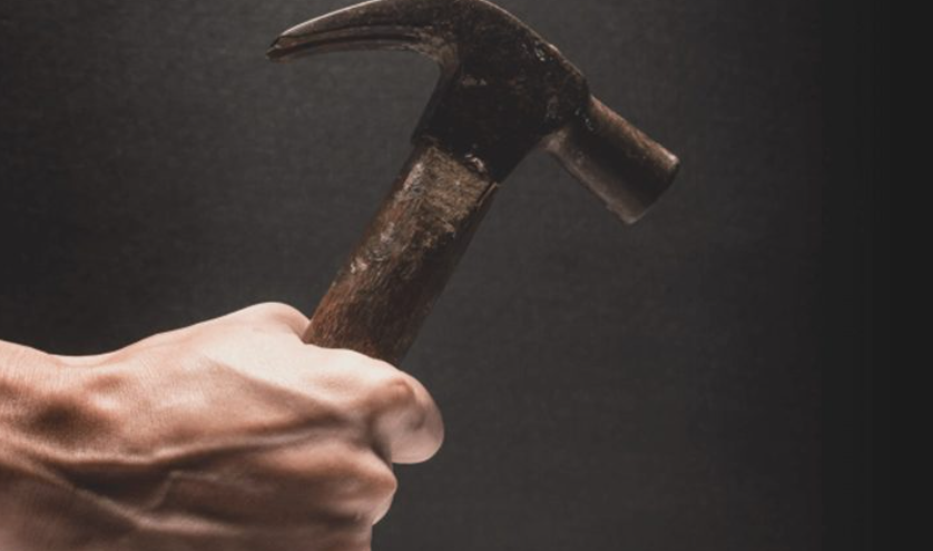 ‘Filho das trevas’ – Adolescente de 16 anos mata pais a marteladas e incendeia corpos