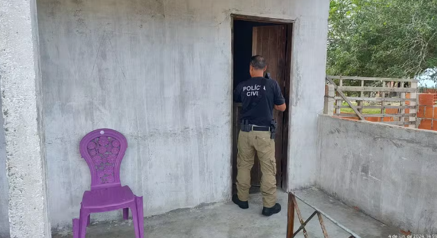 Acusado de matar jovem a facadas em AL é preso em SE dois anos após fugir com a família