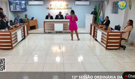 Mulher invade plenário da Câmara em cidade de AL e acusa vereador de abandono na gestação; parlamentar nega