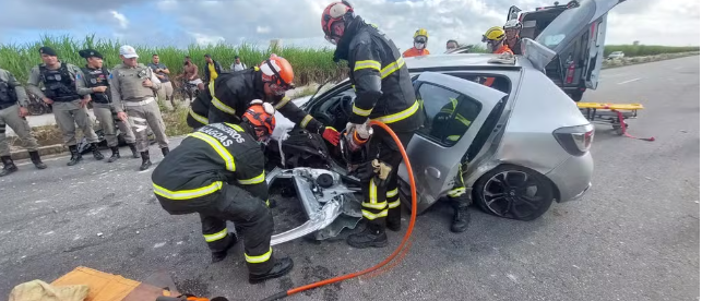 Carro capota e dois homens ficam presos às ferragens no bairro do Benedito Bentes, em Maceió