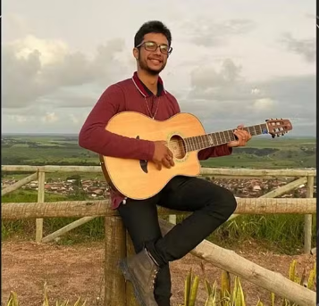 Músico tenta desviar de mulher, cai de moto e é atropelado por motociclista em AL