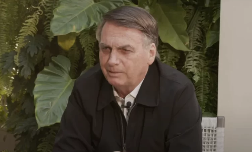 Bolsonaro alfineta Lula por se vacinar em clínica privada