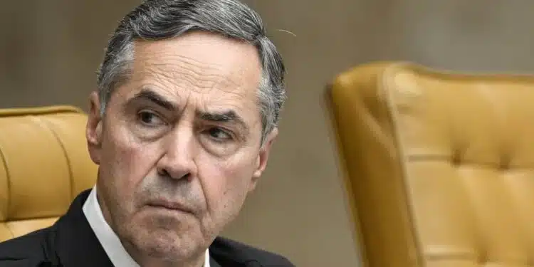 Votação que negou banheiro feminino compartilhado com trans frustrou Barroso