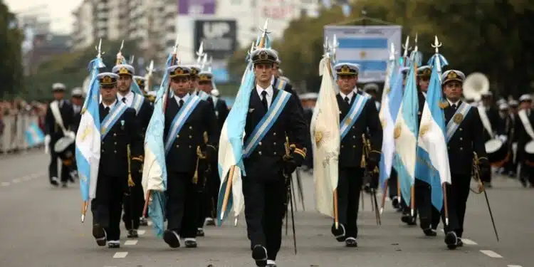 Milei resgata patriotismo na Argetina com retorno de desfile militar do Dia da Independência