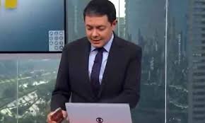 BRASIL: JORNALISTA DA GLOBO QUEBRA COPO AO VIVO AO APRESENTAR JORNAL