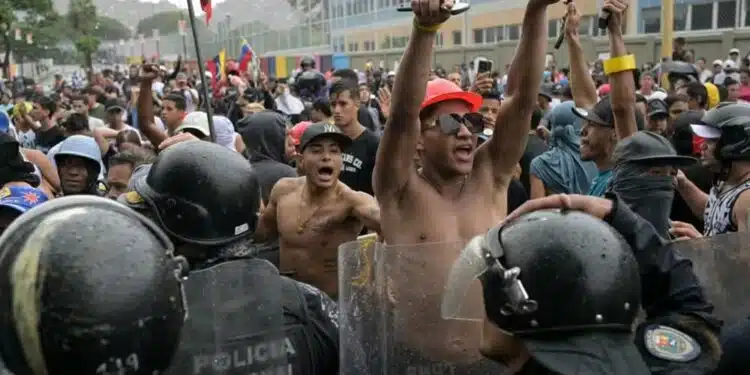 URGENTE: Venezuelanos não aceitam resultado das eleições e protestam nas ruas; VEJA VÍDEO