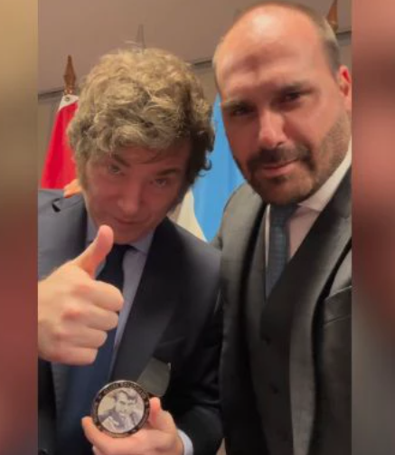 CPAC: Bolsonaro entrega a Milei a medalha “3is”