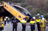 Acidente deixa ônibus parado na vertical em túnel na Espanha (veja o vídeo)