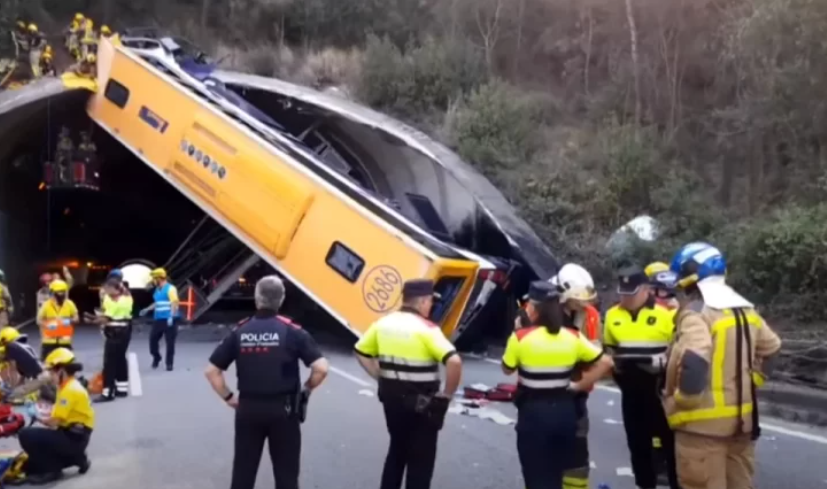 Acidente deixa ônibus parado na vertical em túnel na Espanha (veja o vídeo)