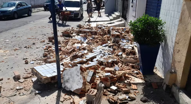 Caminhão arrasta poste e destrói fachada de igreja evangélica na Pajuçara, em Maceió