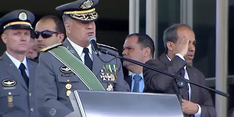 Ex-comandante do exército sai em defesa de general alvo de Moraes