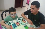 Pai aprende braille para 'preparar' filho com doença rara na visão que pode deixá-lo cego