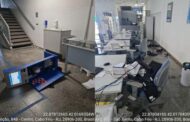 Homem destrói agência da Caixa e é preso pela PF no Rio; veja como ficou