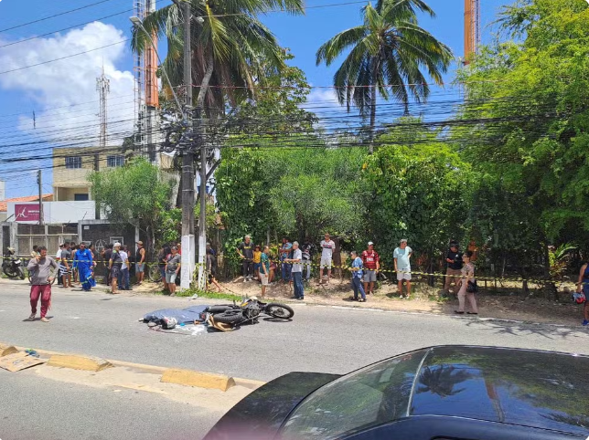 Motociclista morre após bater em carro e ser atropelado por caminhão em Maceió