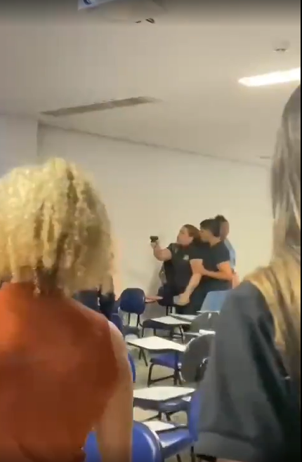 Estudante aponta arma para colega durante briga em faculdade em Maceió