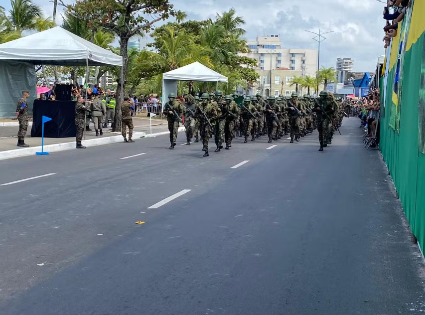 Desfile de 7 de Setembro reúne centenas de pessoas no Memorial à República, em Maceió