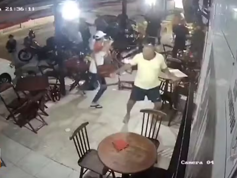 Morre no HGE um dos envolvidos em briga entre torcedores em um bar em Cruz das Almas, Maceió