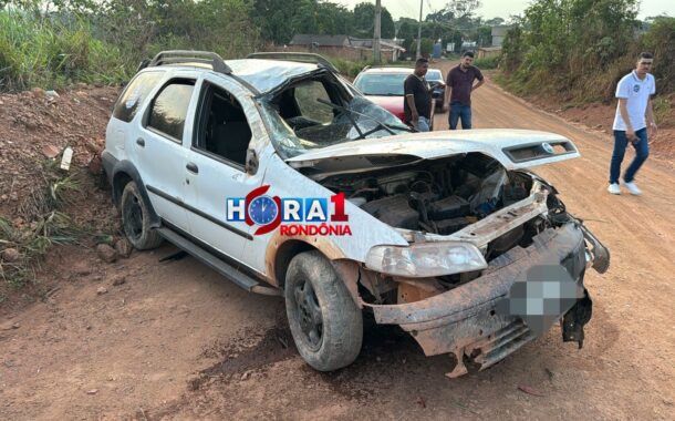 URGENTE: Carro capota próximo da Coca cola e deixa três homens feridos na zona sul