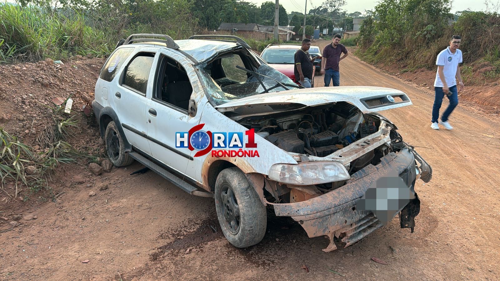 URGENTE: Carro capota próximo da Coca cola e deixa três homens feridos na zona sul