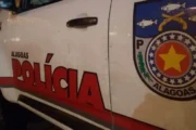 Mulher é presa após tentar agredir policiais com pedaço de madeira em Maceió