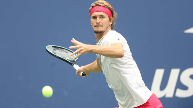 Zverev supera Ruud em duelo pelo topo da chave e fica a um set das semifinais do ATP Finals