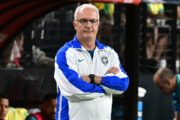 Dorival fecha 2024 com seleção instável e se apega em elogio de Bielsa